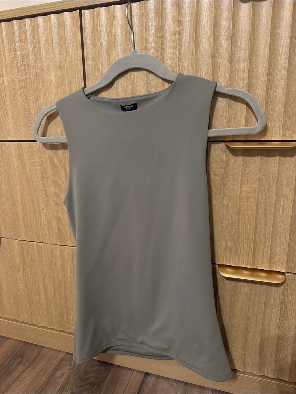 Express Sleeveless Crewneck Tank Top in Light Gray